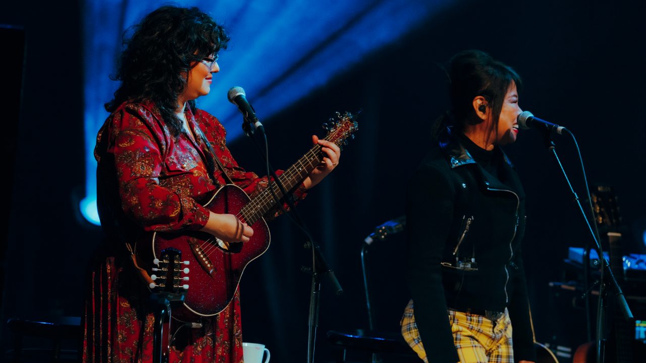 Jimmy's daughter EJ and wife Jane join Jimmy Barnes' band